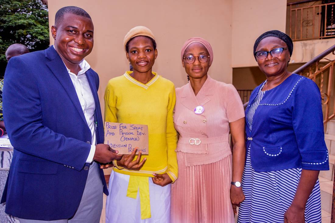 A prize winner receives her award from the AMIR Fund founder